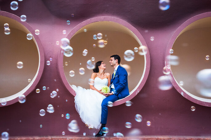 Un couple s'amuse a faire des bulles pour leur animation de mariage
