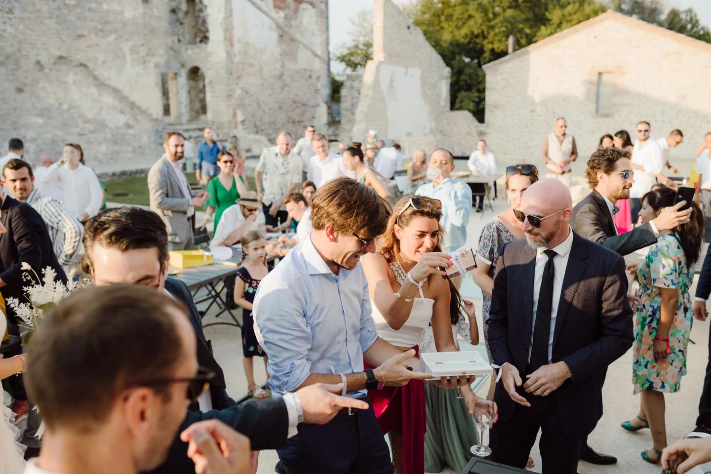 Groupe d’invités participant à un escape game mariage pendant le vin d’honneur