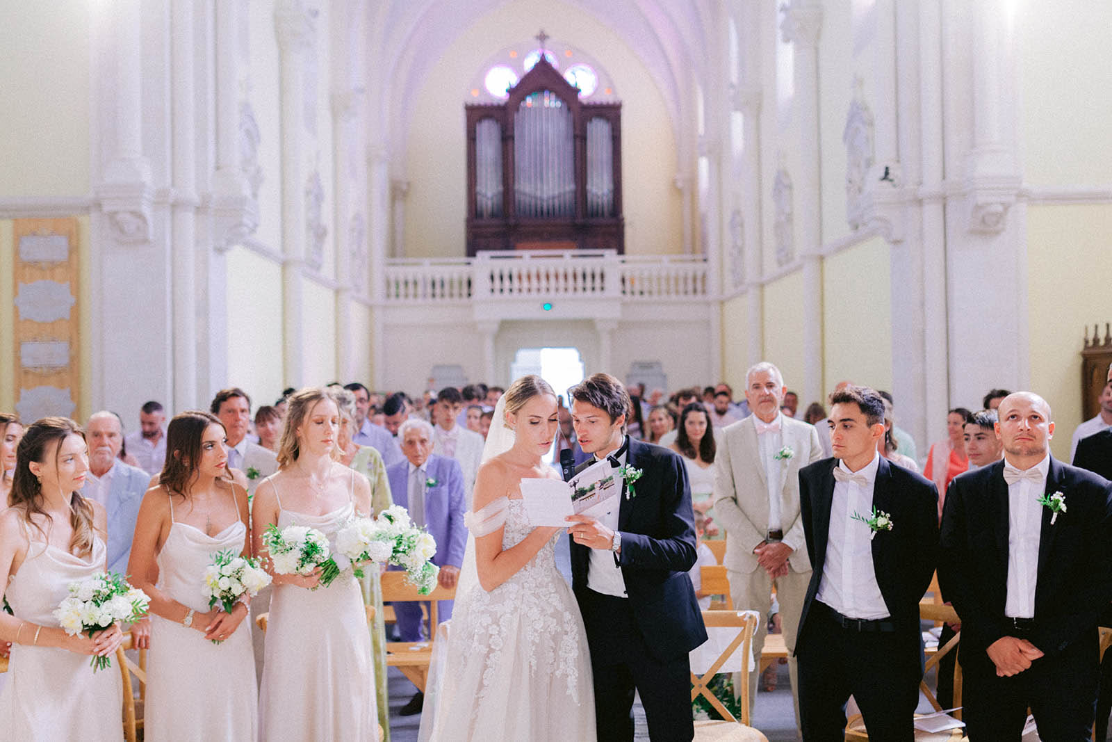 Cérémonie de mariage dans l'église