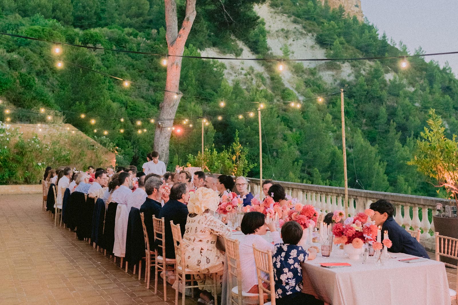 les mariés font la fêtes avec tous leurs invités