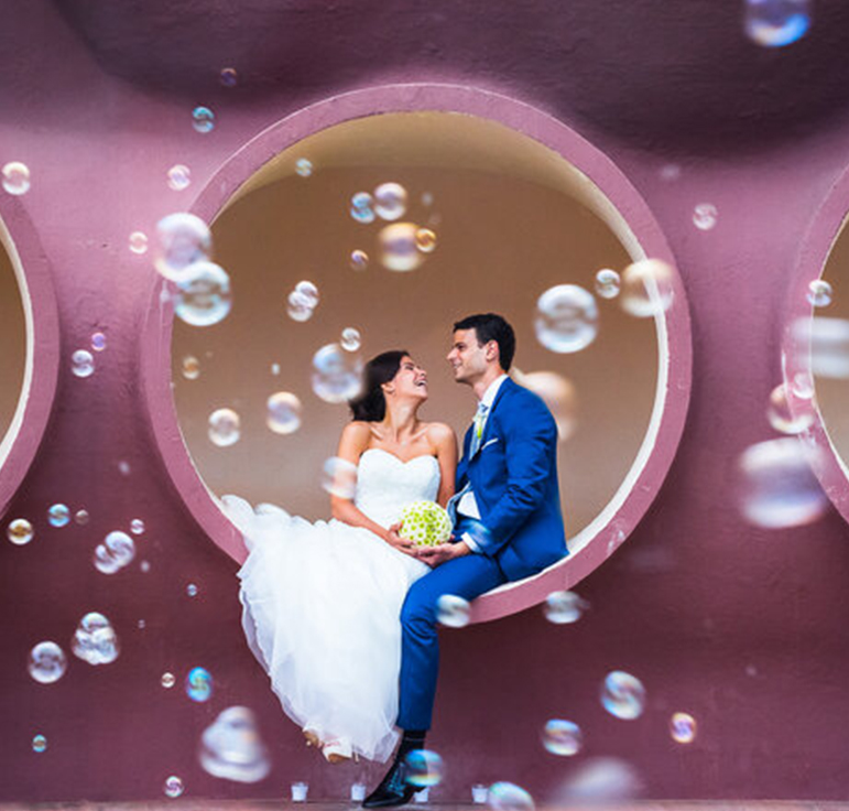 Un couple fait des bulles pour son animation de mariage