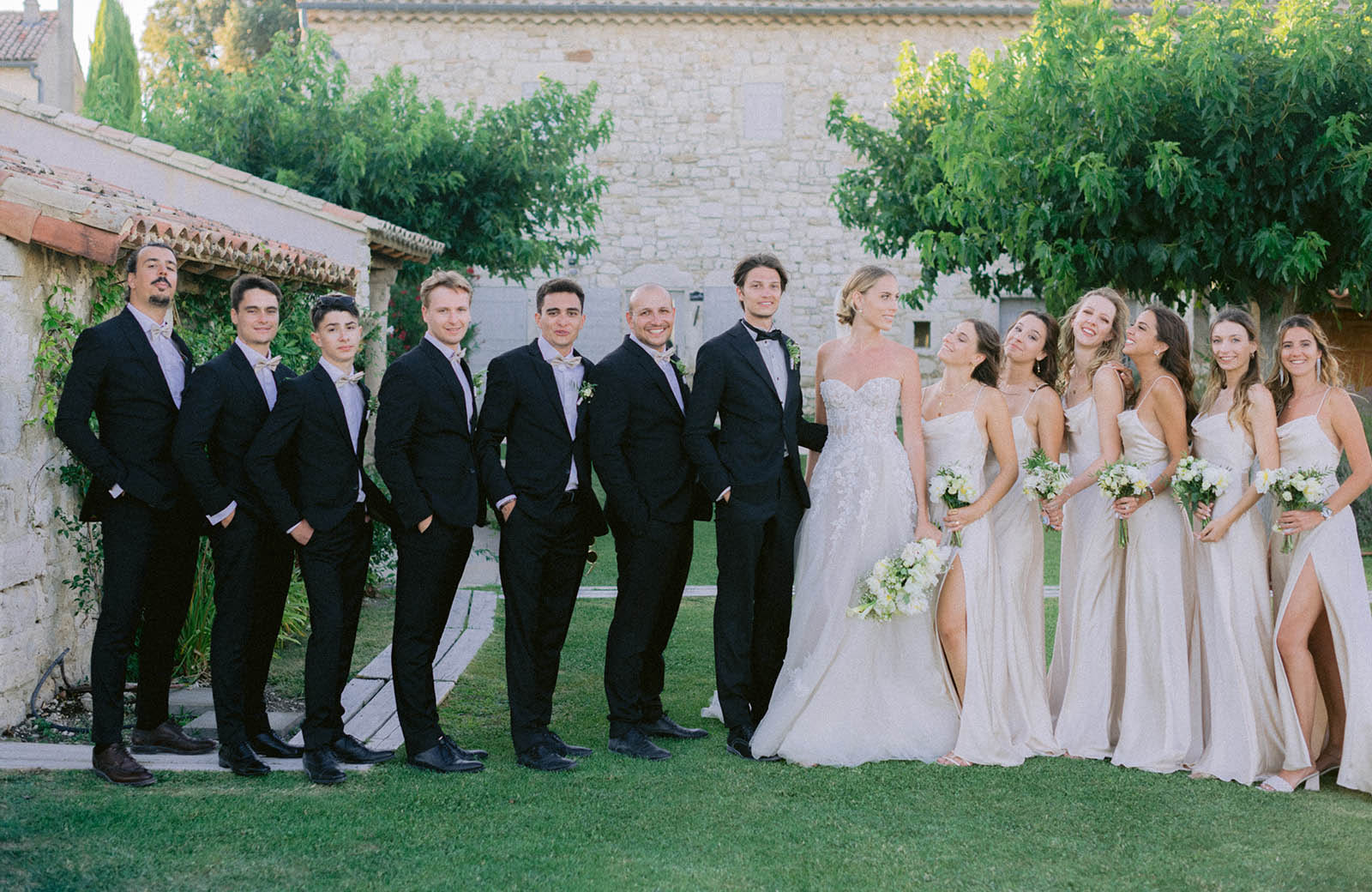 des témoins et des demoiselles d honneur posent avec les mariés pour la photo de groupe