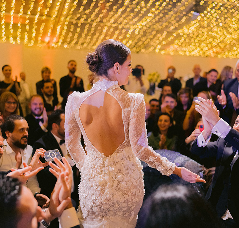 une mariée danse devant ses invités