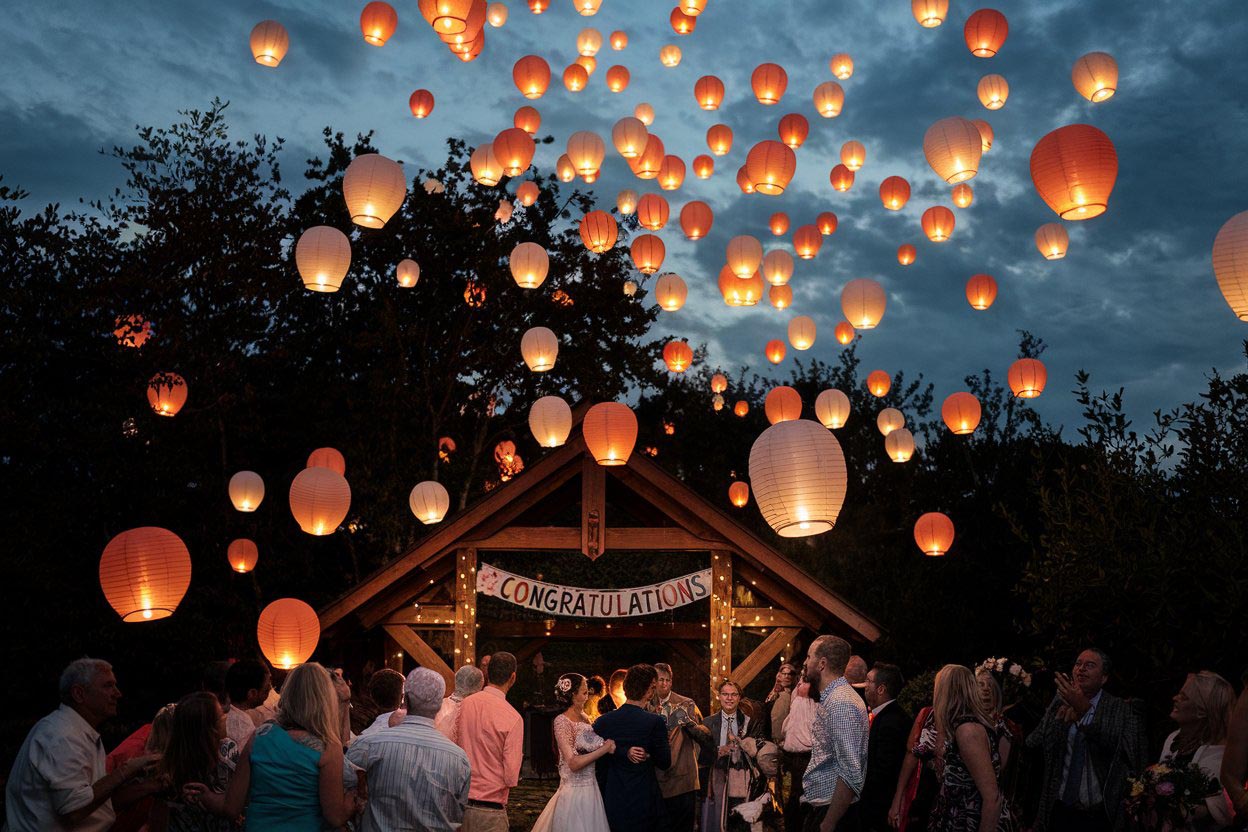 Feu d’artifice ou lanternes célestes pour une fin magique de mariage