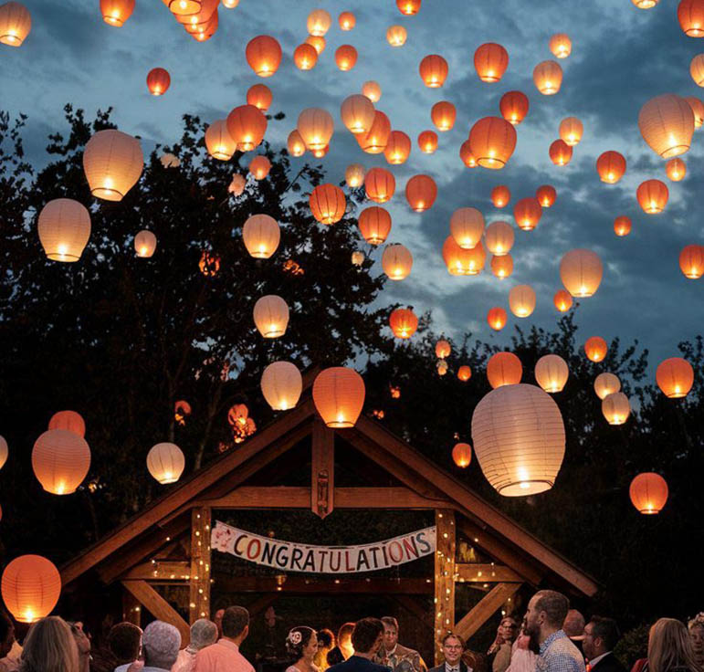 lanterne envoyée dans le ciel comme ambiance de mariage