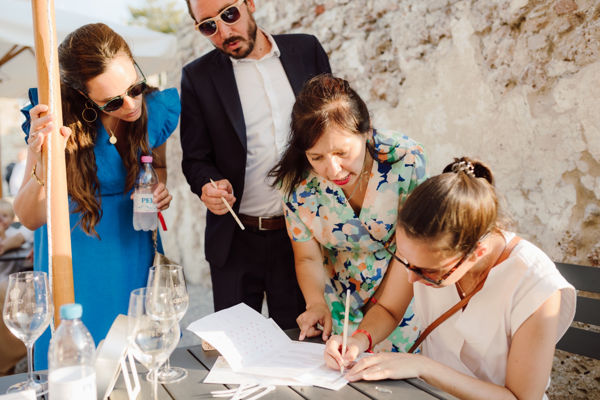 Équipe d’invités réfléchissant ensemble pour résoudre une énigme Wedding Game