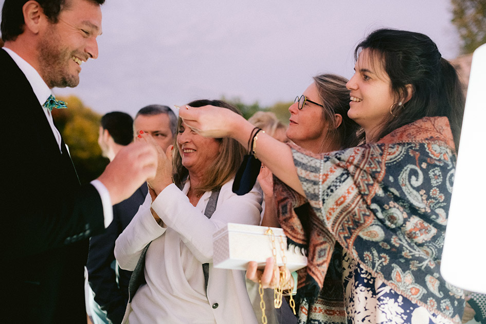 Invités réalisant une énigme sensorielle Wedding Game pendant un mariage