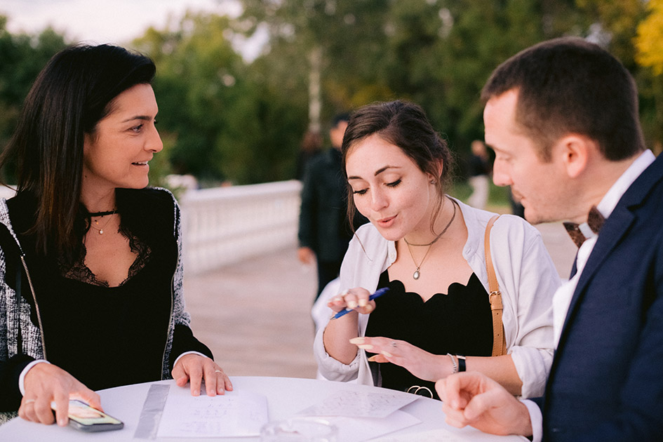 Invités réunis en équipe pour résoudre une énigme d’escape game mariage