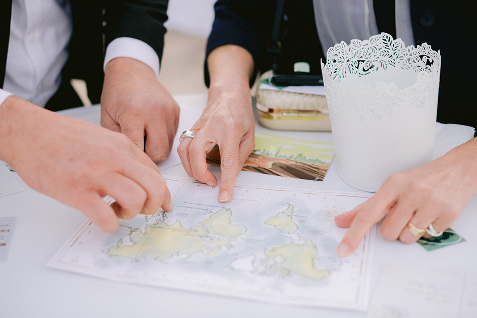 Participants examinant une carte imprimée pour résoudre une énigme d’escape game mariage